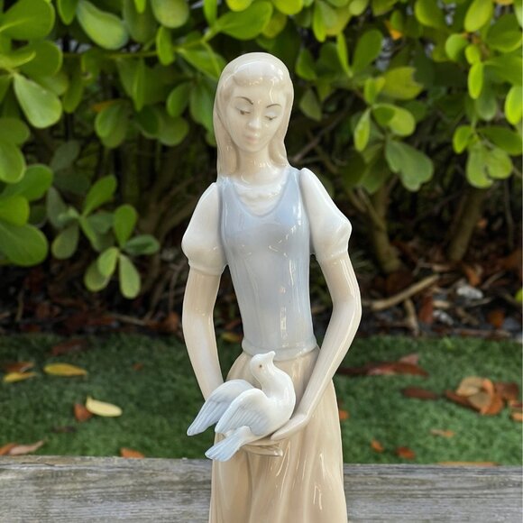Vintage Girl holding Bird Dove Figurine, Tenora of Spain Rare Hard to Find - Picture 2 of 10